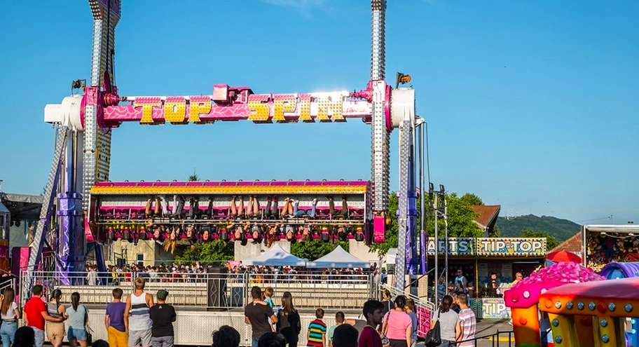 Giant Top Spin in Amusement Parks