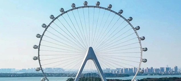 Large Ferris Wheel Equipped with Wind Speed Monitoring System