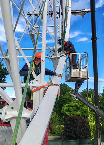 Workers Installing Beston 50m Ferris wheel Rim in Russia