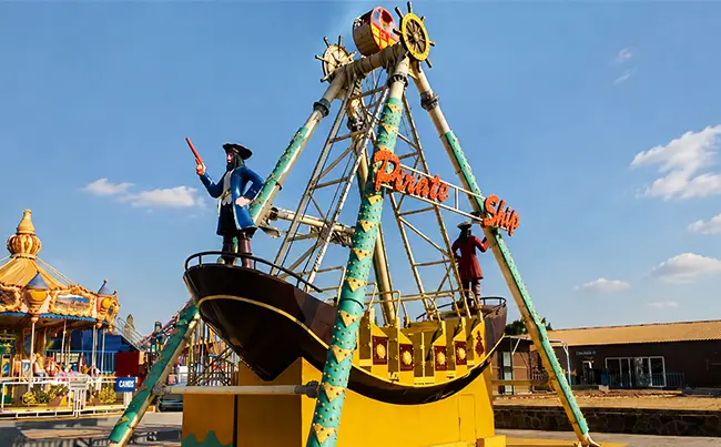 Pirate-Shaped Decorations at Both Ends of the Ship Hull